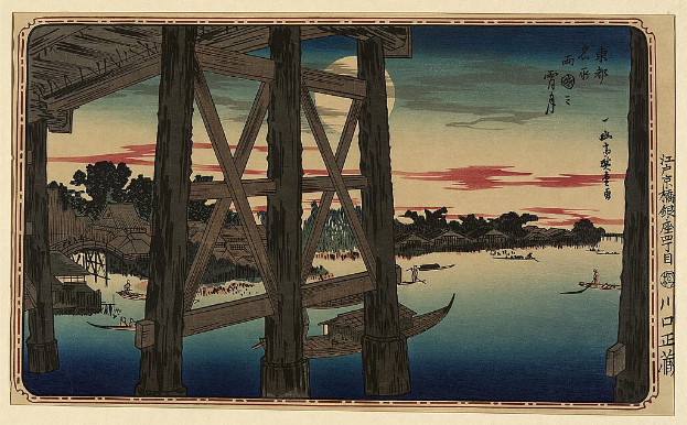 Japanisches Holzschnittbild, das eine Brücke über einen Fluss mit Booten zeigt, umgeben von Bäumen, Häusern und einem bewölkten Himmel, betitelt "Die Brücke zum Meer" von Utagawa Hiroshige (1835–1910).