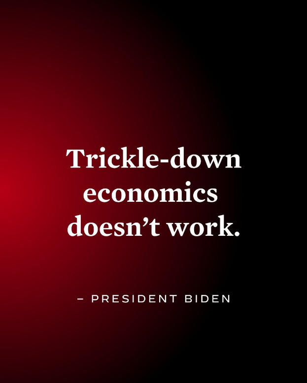 Plakat mit fetter schwarzer Schrift "Trickle-Down Economics Works Not" auf einem weißen Hintergrund, eingerahmt von einem schmalen schwarzen Rand, begleitet von einem Zitat des Präsidenten Biden.
