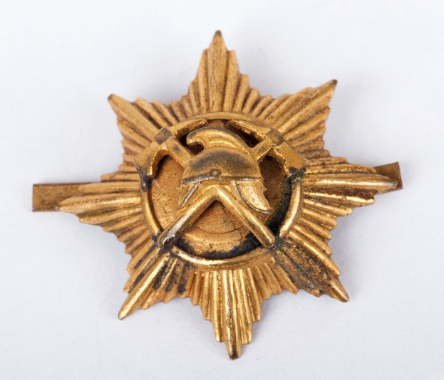 Goldener Stern mit Hammer und Sichel, verliehen für Tapferkeit und Ehre in der russischen Armee.