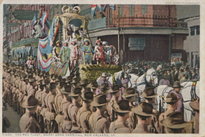 Eine alte Postkarte, die einen Mardi Gras-Umzug in New Orleans zeigt, mit einem geschmückten Wagen, Menschen auf Pferden und Zuschauern am Straßenrand, sowie der Beschriftung "The Rex Float, Mardi Gras Carnival, New Orleans" unten.