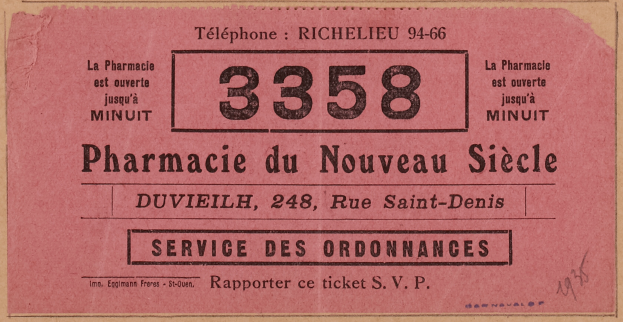 Ein rosafarbenes Ticket mit der Aufschrift "Pharmacie du Nouveau Siecle", einer Nummer und zusätzlichem Text darauf.