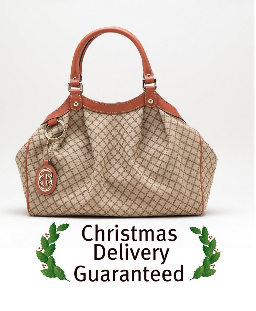 Eine Schokoladen- und weiße Tasche wird auf einem weißen Boden mit dem Text "Weihnachtslieferung garantiert" davor platziert.