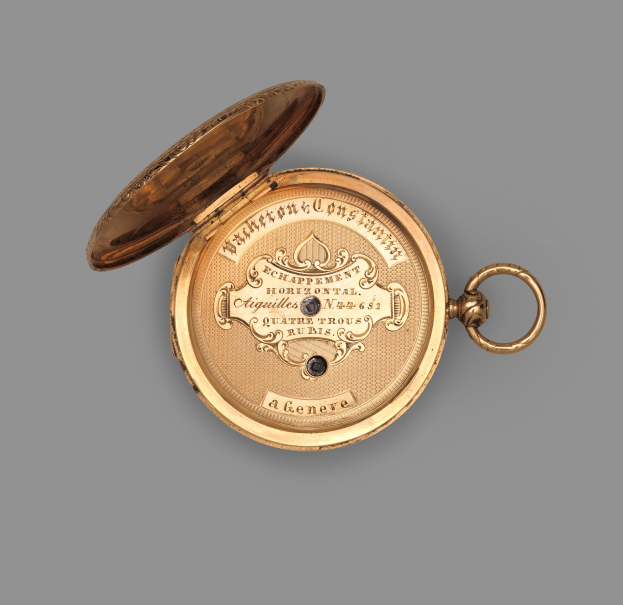 Goldene Taschenuhr mit Deckel auf grauem Hintergrund, mit eingraviertem Text, der likely die Marke oder Art angibt.