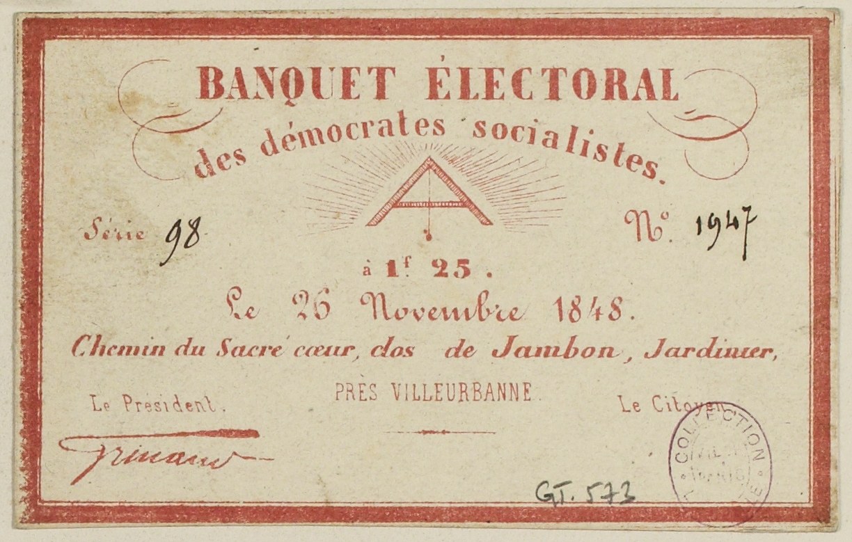 Alter Umschlag mit rotem Rand und einer Briefmarke, beschriftet mit 'Banquet Electoral des Democrats Socialists'.