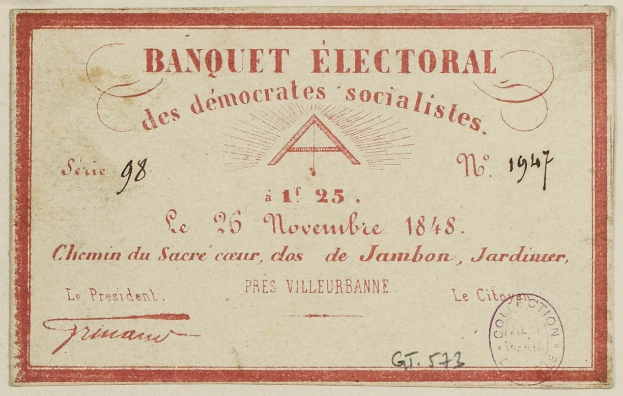 Alter Umschlag mit rotem Rand und einer Briefmarke, beschriftet mit 'Banquet Electoral des Democrats Socialists'.