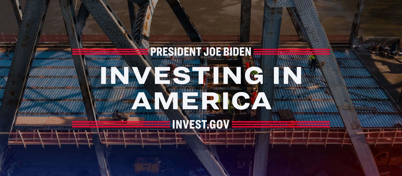 Präsident Joe Biden steht neben einer Brücke mit dem Text "In America investieren" und verstreuten Gegenständen im Vordergrund.