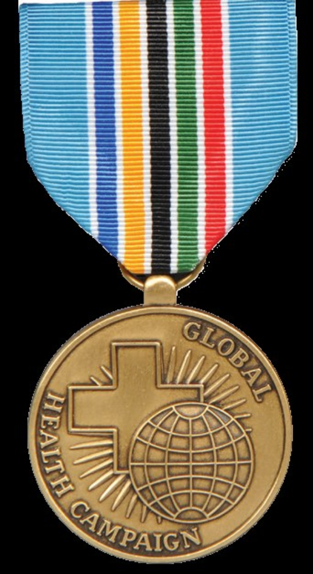 Goldene Medaille mit Kreuzdesign, beschriftet mit "Globale Gesundheitskampagne", umgeben von bunten Bändern.