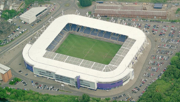 Luftaufnahme eines Fußballstadions in einer Stadt, umgeben von Gebäuden, Bäumen und Straßen mit Fahrzeugen, Heimstätte von Tottenham Hotspur Football Club.