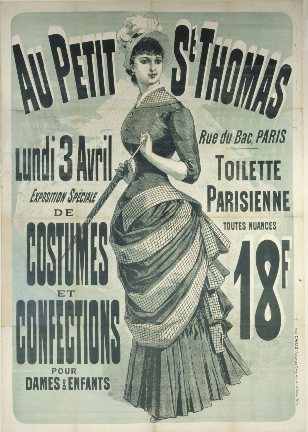 Ein altes Plakat, das eine Kostümvorstellung ankündigt und eine Frau in einem langen, hochgeschlossenen Kleid mit einer Haube zeigt, die anmutig mit verschränkten Händen posiert.