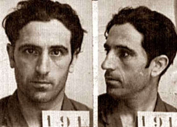 Schwarz-weißes Mugshot eines Mannes in einer Gefängniskleidung mit zwei nummerierten Bildern auf dem Papier, die angeblich der berüchtigte Serienkiller ist.