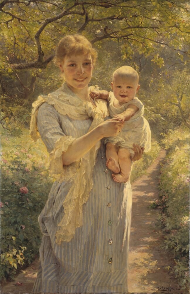 Eine Frau, die glücklich ist und ein Baby hält, umgeben von grünen Bäumen, Pflanzen und bunten Blumen.