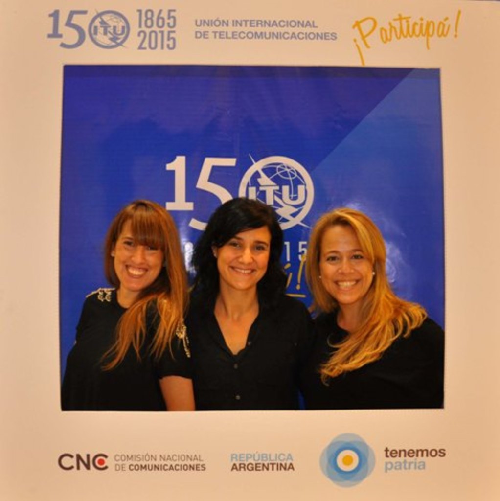 Ein Fotorahmen mit drei Frauen auf blauem Hintergrund, umgeben von Sponsorennamen und einem Unternehmensnamen.