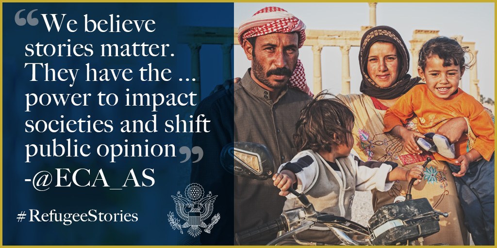 Ein Plakat mit einem Mann, einer Frau und zwei Kindern, die rechts lächeln, mit Text und Logo links, der lautet: "Wir glauben, dass Geschichten wichtig sind, sie haben die Kraft, Gesellschaften zu beeinflussen und die öffentliche Meinung zu verschieben @ECA AS."
