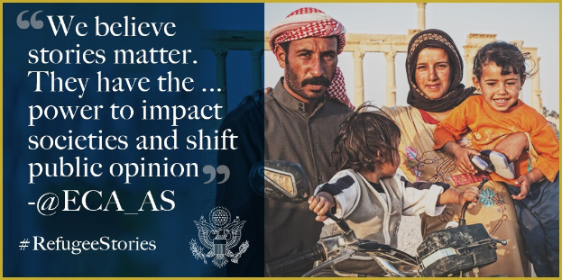 Ein Plakat mit einem Mann, einer Frau und zwei Kindern, die rechts lächeln, mit Text und Logo links, der lautet: "Wir glauben, dass Geschichten wichtig sind, sie haben die Kraft, Gesellschaften zu beeinflussen und die öffentliche Meinung zu verschieben @ECA AS."