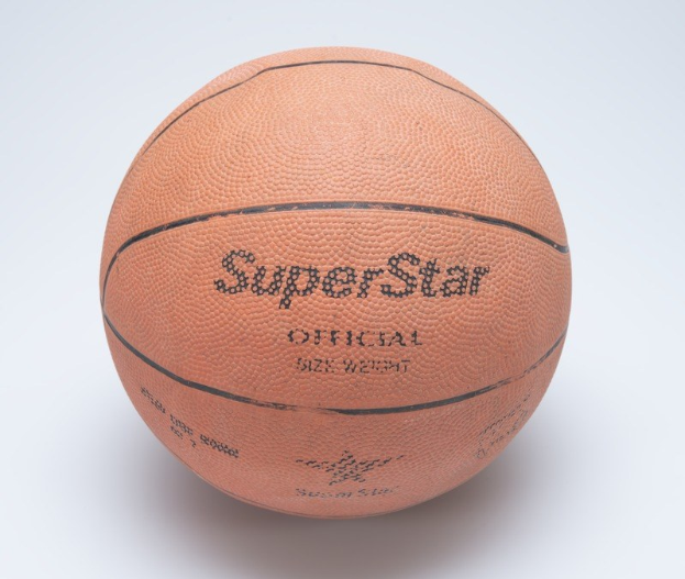 Ein brauner Basketball mit der Aufschrift "Superstar" auf einem weißen Hintergrund.