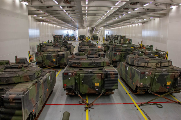 Eine gro├če Militargrundstück-Kammer mit Reihen von Militartanks, W├Ąnden auf beiden Seiten und Deckenbeleuchtung.