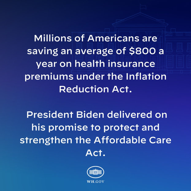 Blauer Hintergrund mit weißer Schrift, die besagt, dass Millionen von Amerikanern durchschnittlich 800 Dollar im Jahr an Gesundheitsversicherungsprämien unter dem Inflation Reduction Act sparen, mit einem Logo.