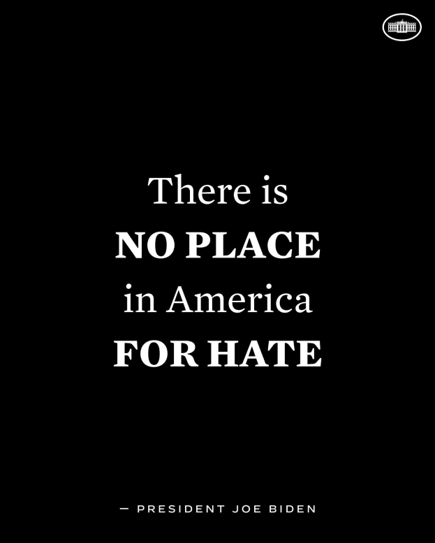 Schwarzer Hintergrund mit fettem weißem Text, der "Es gibt keinen Platz in Amerika für Hass" von Präsident Joe Biden zitiert.