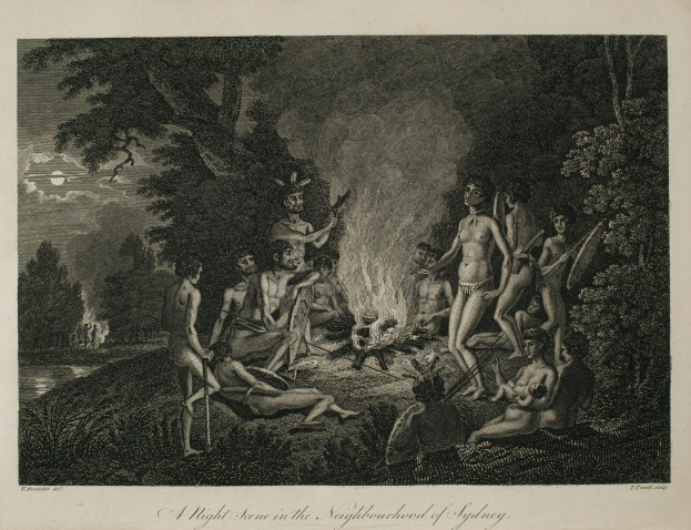 Schwarze und weiße Nachtaufnahme in einem bewaldeten Gebiet in der Nähe von Sydney mit einer Gruppe von Menschen um ein Feuer versammelt, Bäume im Hintergrund und Text unten.