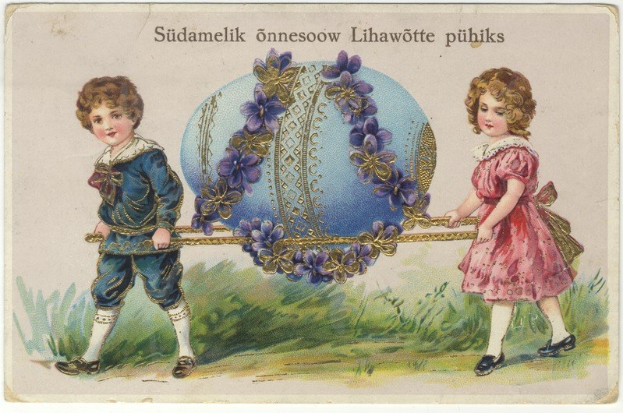 Zwei Kinder, ein Junge und ein Mädchen, stehen nebeneinander und halten Ostereier in der Hand, mit grünem Gras und einem blauen Himmel im Hintergrund.