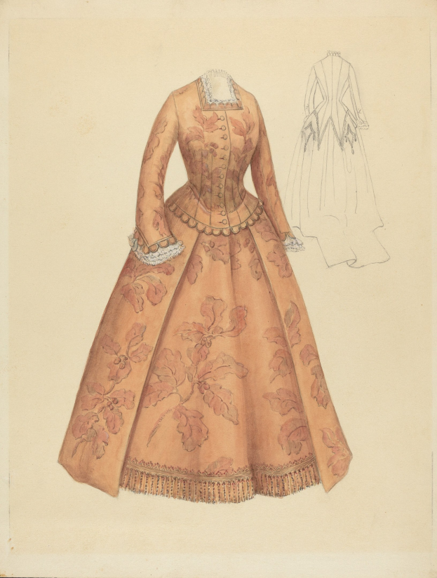 Ein detailliertes Zeichnung eines Kostümdesigns aus dem 18. Jahrhundert mit einem langen Kleid mit floralem Muster, hohem Halsausschnitt, vollem Rock und Spitzenbesatz auf einem hellblauen Hintergrund.