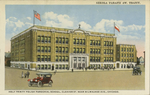 Plakat der Heiligen Dreifaltigkeit Polnischen Pfarrschule in Cleveland, Ohio, zeigt ein Gebäude, Menschen, Fahrzeuge, Flaggen und Text vor einem bewölkten Himmel.