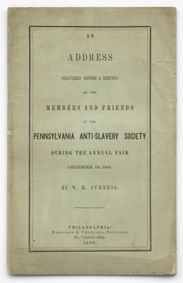 Ein offenes Buch mit dem Titel "Eine Ansprache vor einer Versammlung der Mitglieder und Freunde der Pennsylvania Anti-Sklaverei-Gesellschaft während der jährlichen Messe" zeigt eine Seite mit schwarzer Tintenschrift.