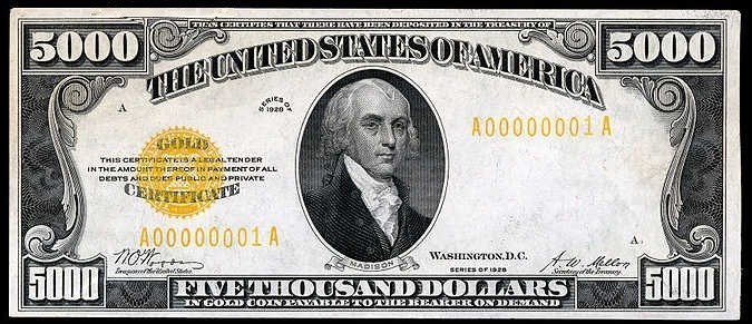 Ein schwarzer Hintergrund mit einer US-Fünfausenddollarnote mit einem Porträt von George Washington und der Aufschrift.