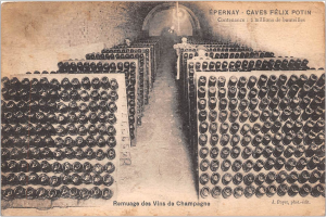 Ein altes Foto eines Weinkellers mit zahlreichen Flaschen Wein in ordentlichen Reihen und Text am unteren Rand des Bildes.