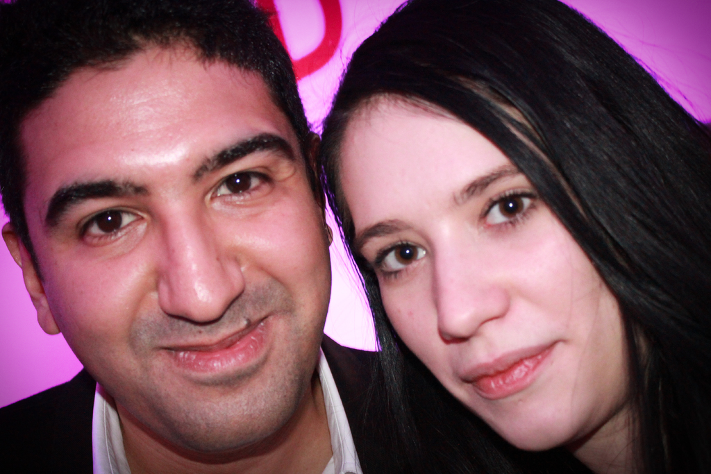 Ein Mann und eine Frau schauen in die Richtung des Betrachters, wobei der Mann links und die Frau rechts steht.