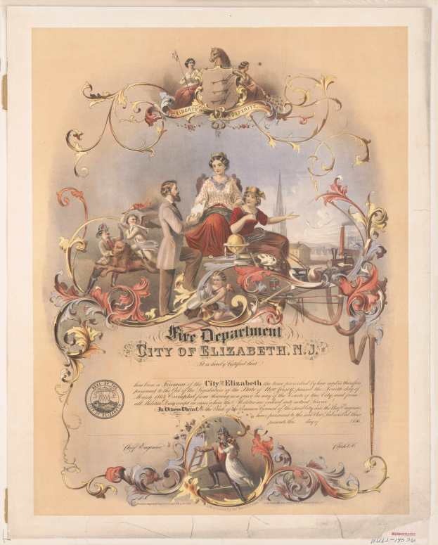 Alter Feuerwehrabzeichenausweis mit Gruppenfoto, in einem Rahmen ausgestellt.