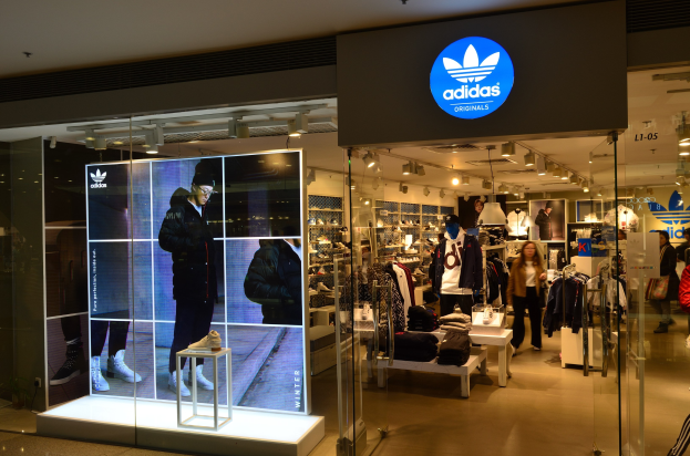 Adidas (ADS) Aktie steigt aufgrund einer Aufwertung durch RBC-Analysten und der Lancierung der FIFA-WM-Kampagne