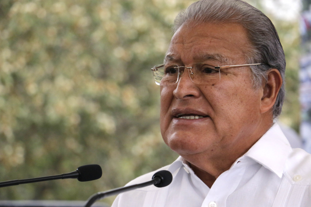 Ein Mann in einem weißen Hemd und Brille spricht in ein Mikrofon und scheint eine Stellungnahme im Zusammenhang mit einer Entscheidung des Obersten Gerichtshofs abzugeben.