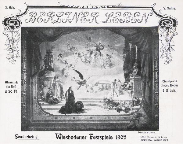Schwarz-weißes Foto einer Bühne von den 1902er Wiesbadener Festspielen mit Darstellern in traditioneller deutscher Tracht und einem applaudierenden Publikum im Hintergrund.