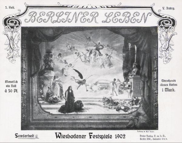 Schwarz-weißes Foto einer Bühne von den 1902er Wiesbadener Festspielen mit Darstellern in traditioneller deutscher Tracht und einem applaudierenden Publikum im Hintergrund.
