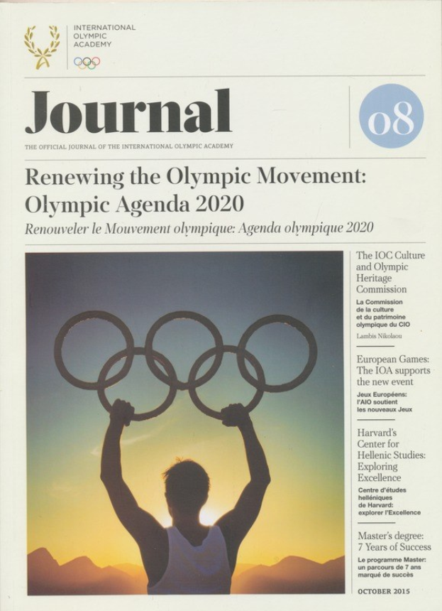 Eine Person hält die Olympischen Ringe in den Händen, mit "Renewing the Olympic Movement" und "Olympic Agenda 2020" auf einem Blatt Papier vor sich, trägt ein weißes Hemd und blaue Shorts, vor einem hellblauen Himmel mit weißen Wolken.