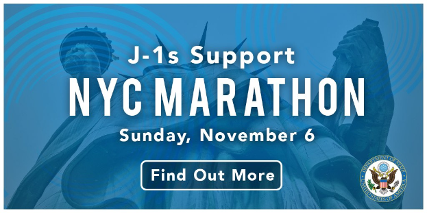 Plakat für den New York City Marathon am Sonntag, den 6. November, mit der Aufschrift "j-1s unterstützen NYC Marathon" und dem Logo des Ereignisses.