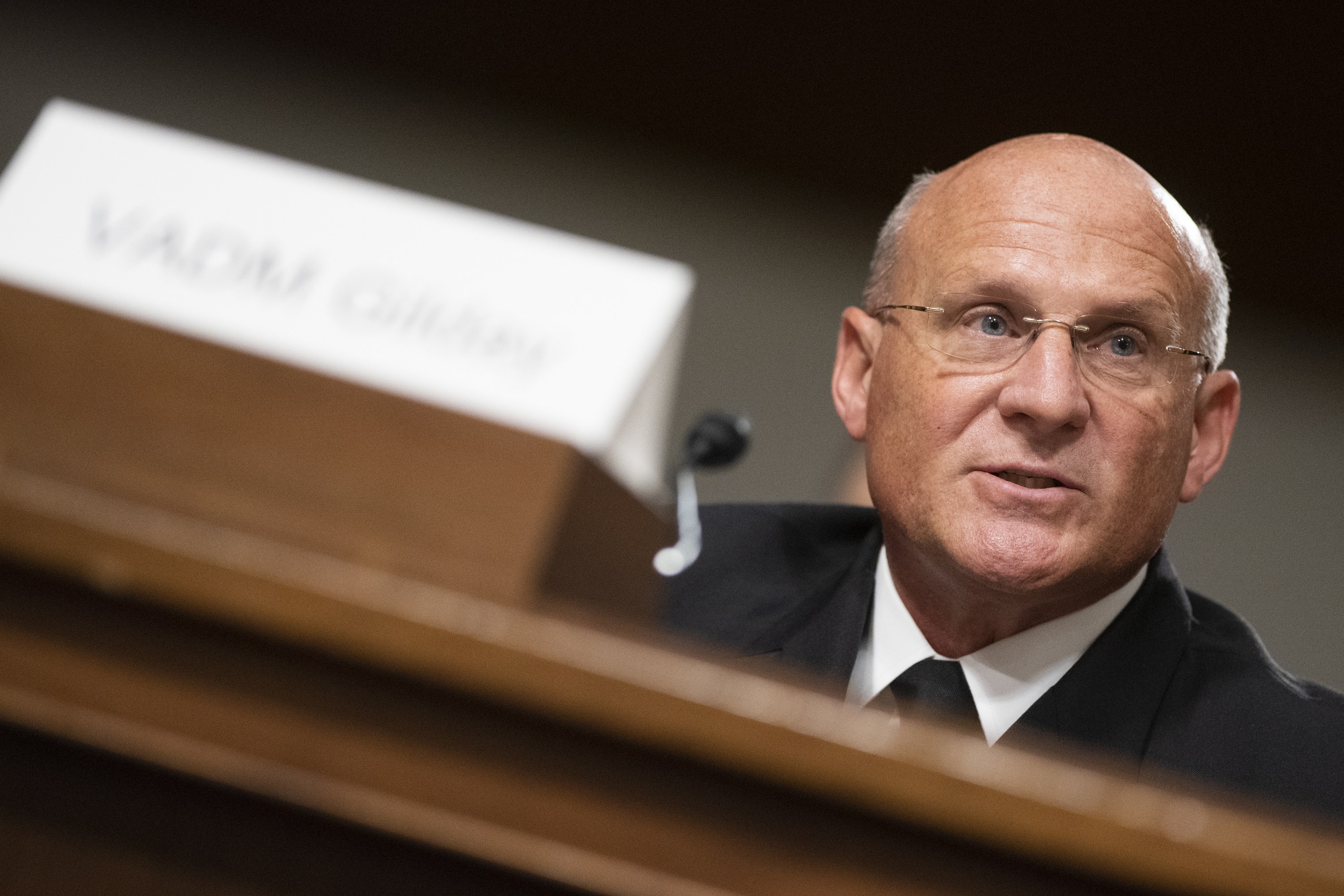 Ein Mann in Anzug und Krawatte gibt vor einem Senatsausschuss für Justiz und Rechtsausschuss als Zeuge Auskunft.