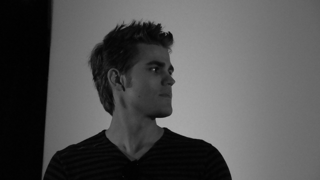 Eine Person in einem Kleid auf einem Schwarz-Weiß-Bild.