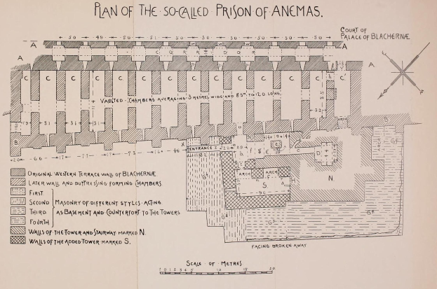 Ausführlicher architektonischer Plan des Anemas-Gefängnisses, der Räume, Korridore, Fenster und Türen auf Papier zeigt, mit erklärendem Text.