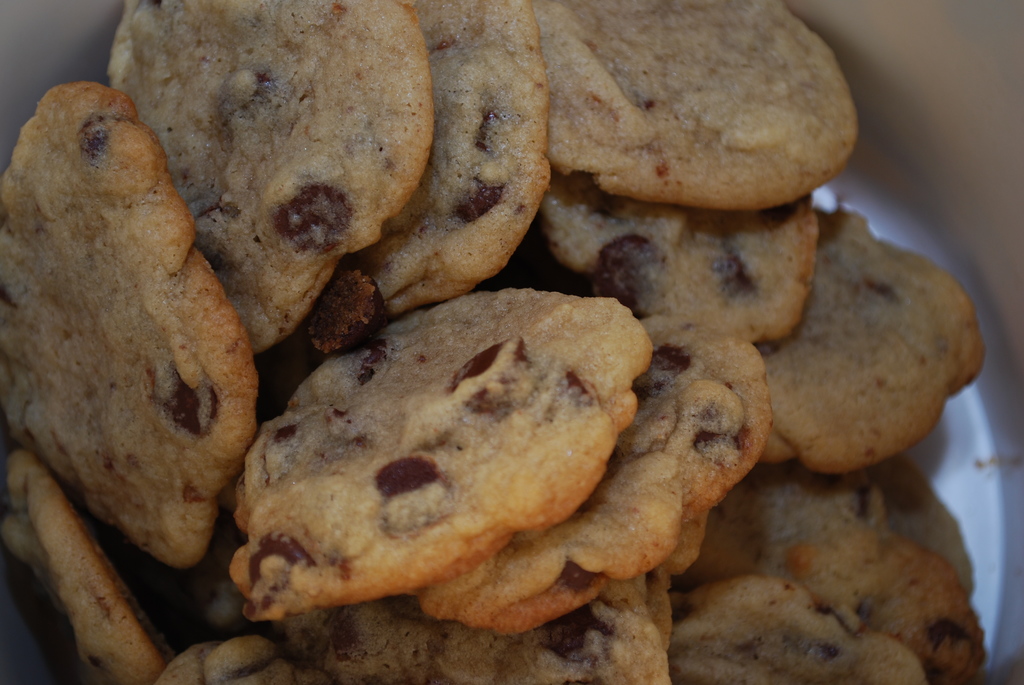 Eine offene Schachtel voller Schokoladenchip-Cookies.
