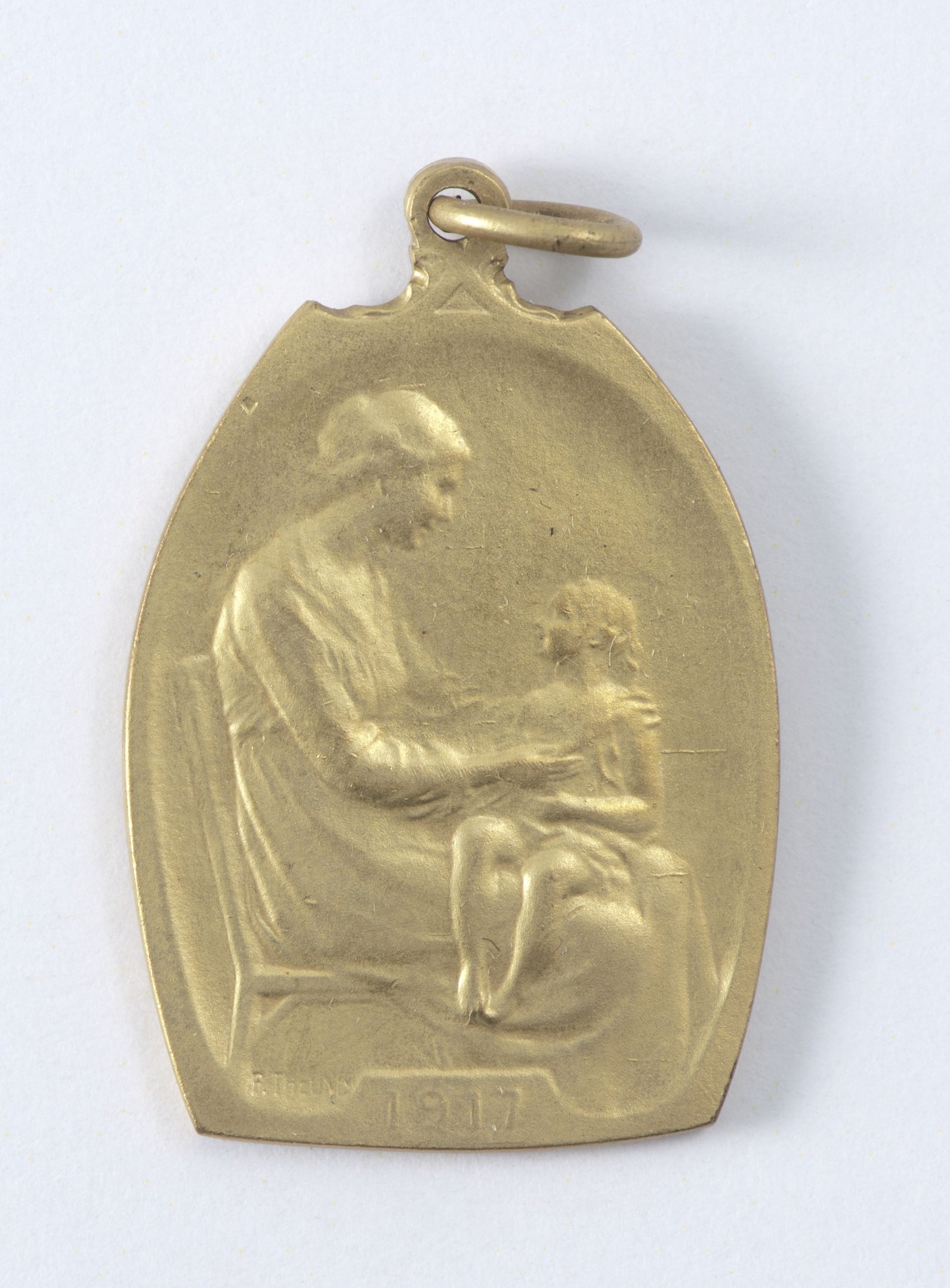 Goldmedaille mit Relief einer Frau in weißem Kleid mit Haarknoten, die ein Kind hält, mit Inschriften "Mutter und Kind"