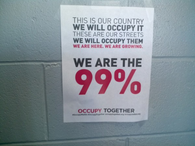 Plakat mit fettem schwarzem Text, der "Occupy Wall Street" und "Wir sind die 99%" zeigt.