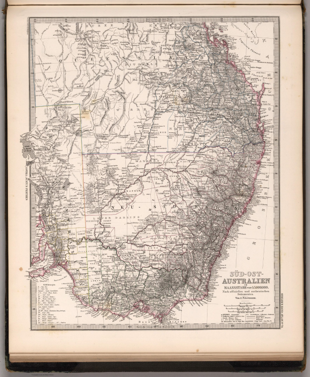 Ein altes Buch mit einer detaillierten Karte von Australien, einschließlich Provinzen und Städten, und einem Text, der wahrscheinlich die Region beschreibt.