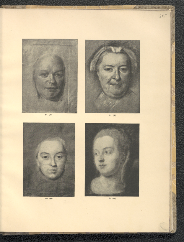 Ein aufgeschlagenes Buch mit vier Porträts von Frauen auf dem Cover, jedes mit einzigartigen Ausdrücken und Stilen, neben beschreibendem Text.