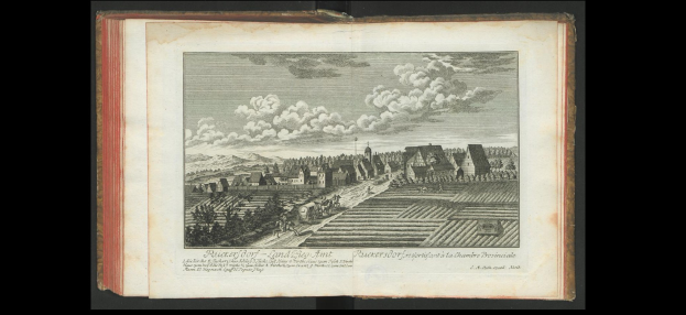 Offenes Buch mit dem Titel "Landschaft des Rhein-Westerwalds" (1805) mit einer Illustration eines Dorfs umgeben von Häusern, Bäumen, Höhen und Wolken.