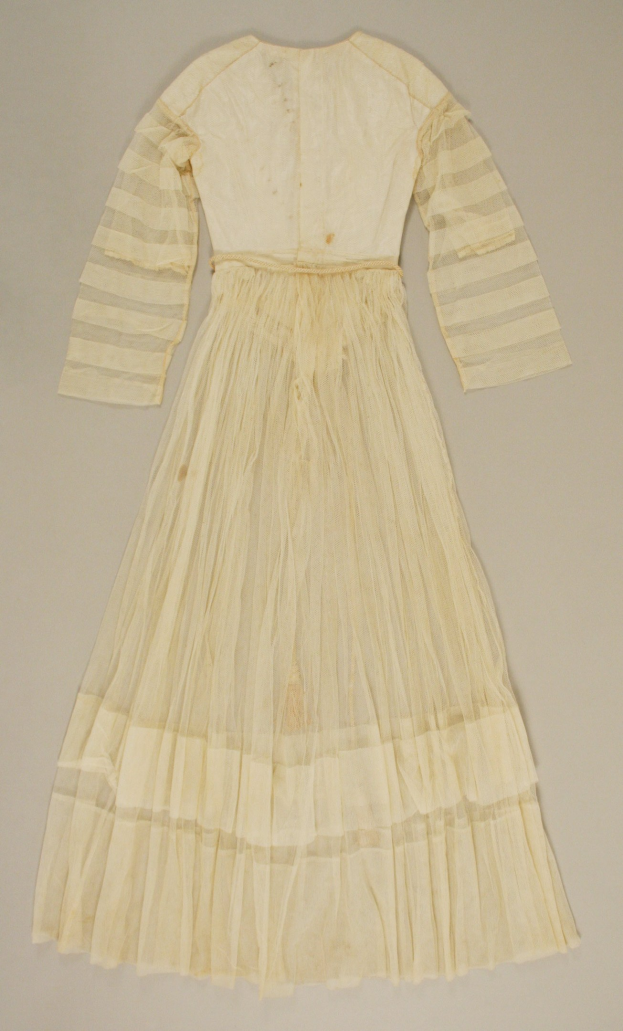 Weiße hochtaillierte Hosen mit weiter Beinweite und einer weißen Spitzenborte am Taillenbund, dargestellt auf einer grauen Oberfläche.