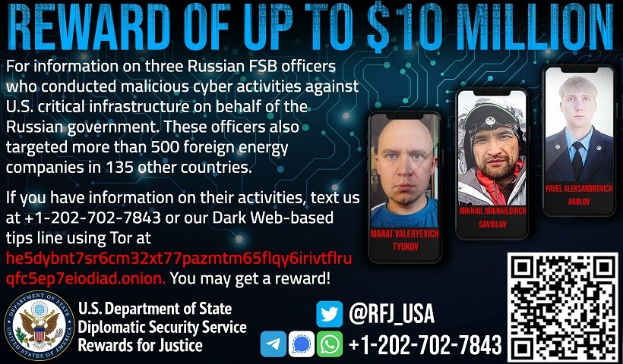 Plakat mit Belohnung von bis zu 10 Millionen Dollar, das Fotos von drei russischen FSB-Offizieren, Logos und einen QR-Code am unteren Rand zeigt.