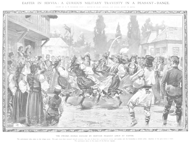 Schwarz-weißes Bild einer Gruppe von Menschen, die vor einer Menge tanzen, mit Häusern und Bäumen im Hintergrund und einem Text am unteren Rand, der "Ostern in Servia: Eine kuriose militärische Travestie in einem Bauerntanz" lautet.