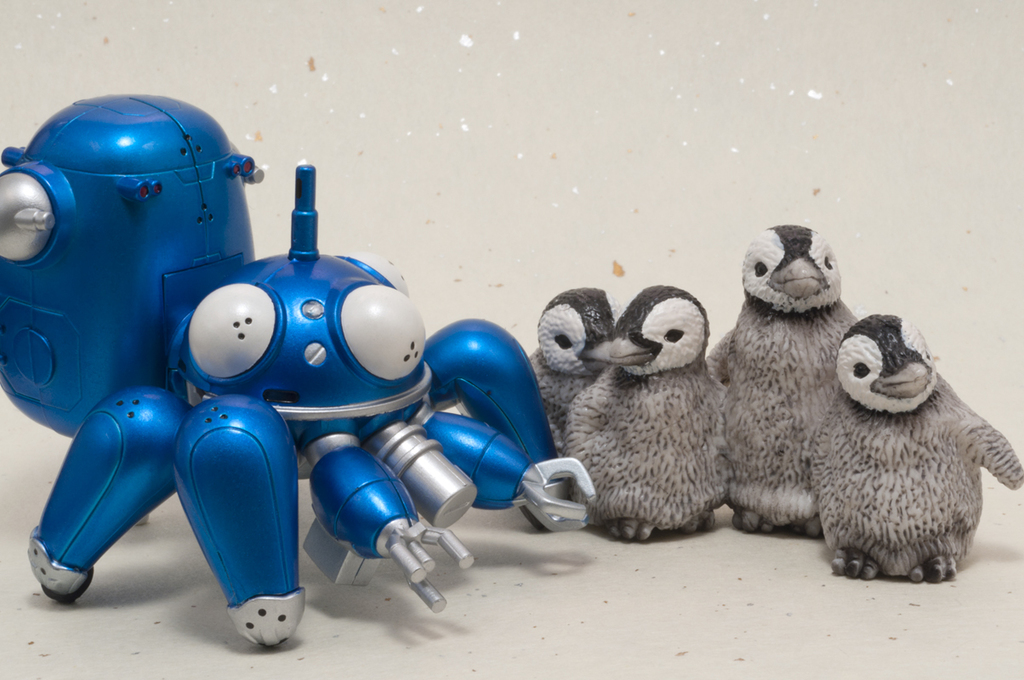 Ein Spielzeug und einige Spielzeugpinguine.